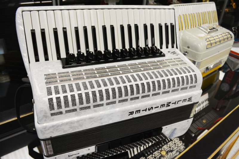 Weltmeister Saphire Piano Accordion 120 Bass White