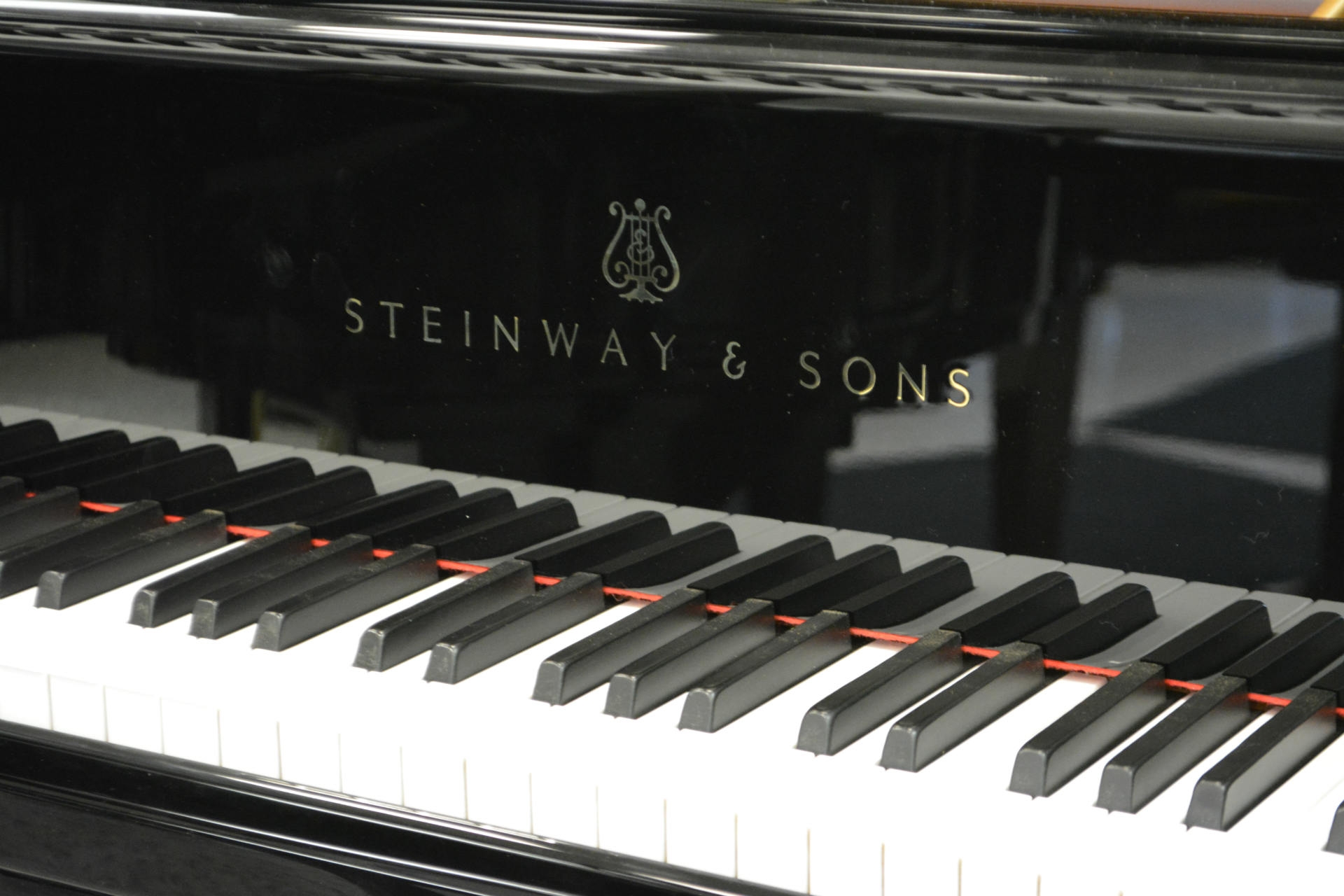 Steinway Model M Grand Piano - Ebony Polish