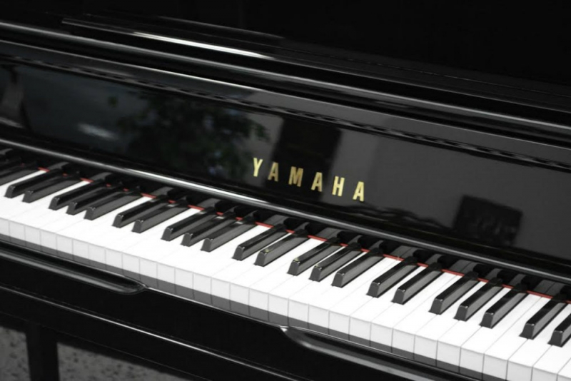 Yamaha UX10 Upright Piano (used)